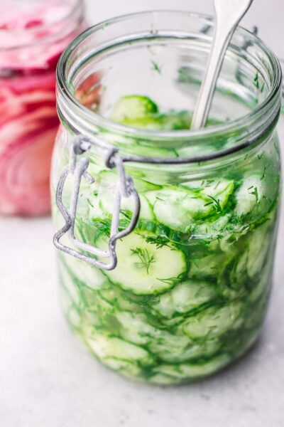 خيار مُجهز للتخليل مع الأعشاب والتوابل